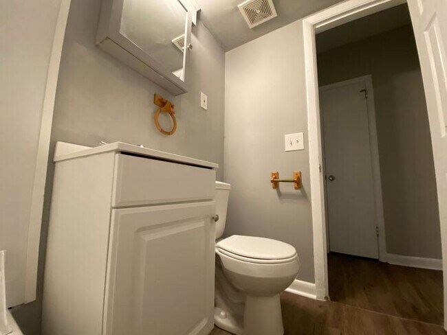 Building Photo - 1 Bed / 1 Bath Renovated Condo in South Nashville! Close to laundry! Surrounded by woods!