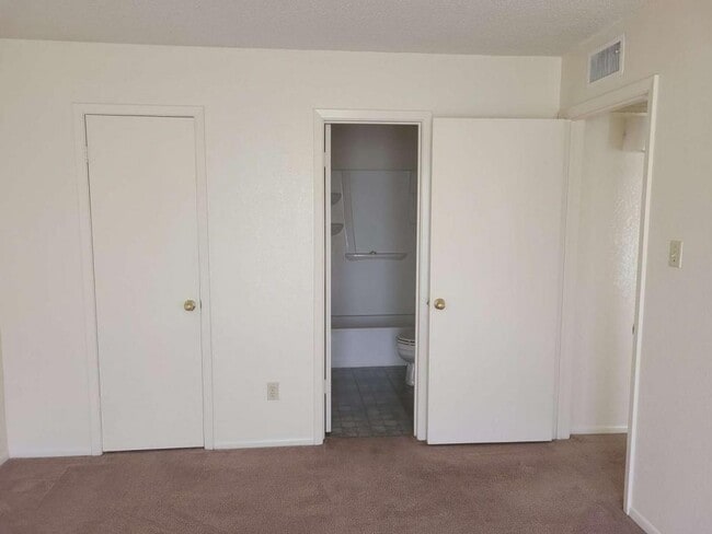 Building Photo - 784 Oak Hill Dr