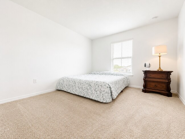 Building Photo - Experience modern & expansive living in this corner-lot 5Bedrooms/3.5Bath home at Ocala!