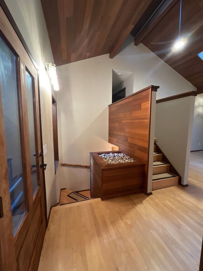 Building Photo - 3 Bedroom 2.5 Bath