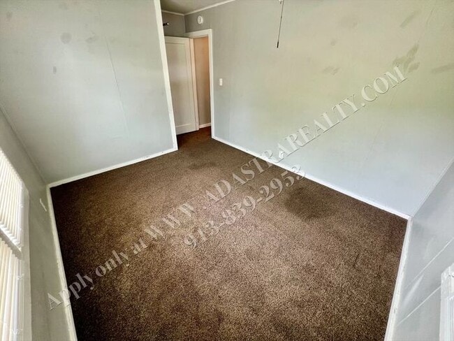 Building Photo - Cozy 2 Bed 1 Bath Duplex in OLATHE-Coming SOON!!