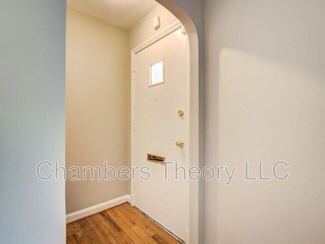 Building Photo - 1417 Downing St NE