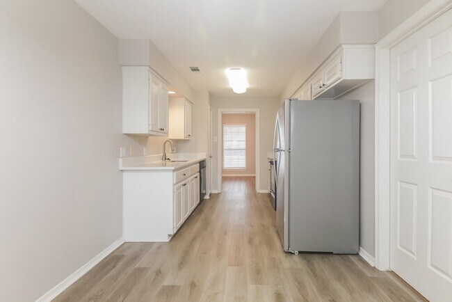 Building Photo - 206 E Holly