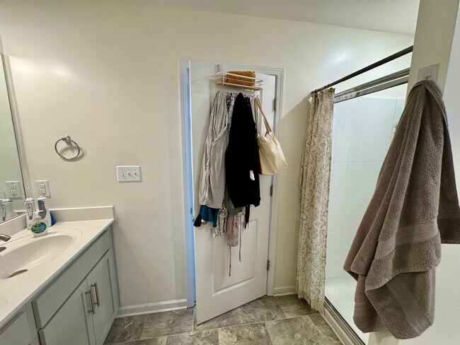 Building Photo - Beautiful 5BR/3BA Home in Roberta Ridge