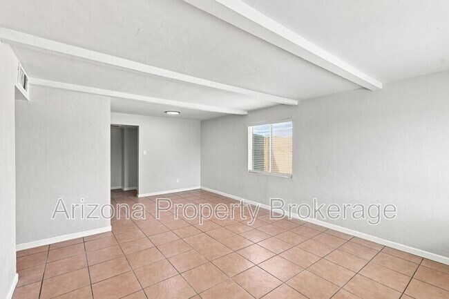 Building Photo - 3302 W Solano Dr S