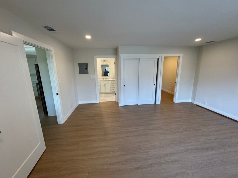 Primary Bedroom - 3185 Oriole Dr