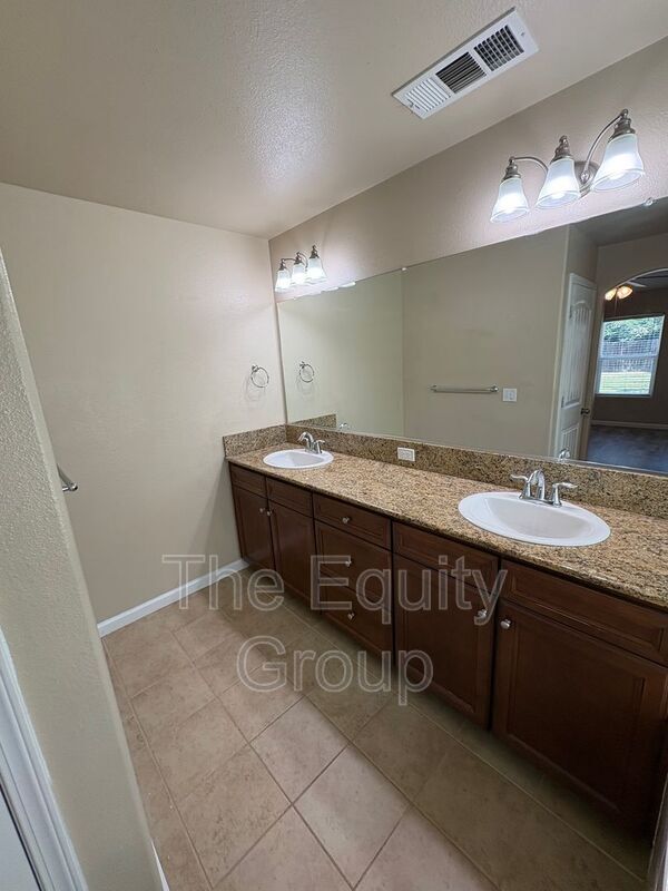 Building Photo - 3316 W Wren Ave