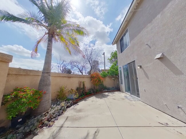 Building Photo - 3 Bedroom/2.5 bath - SFR Available August ...