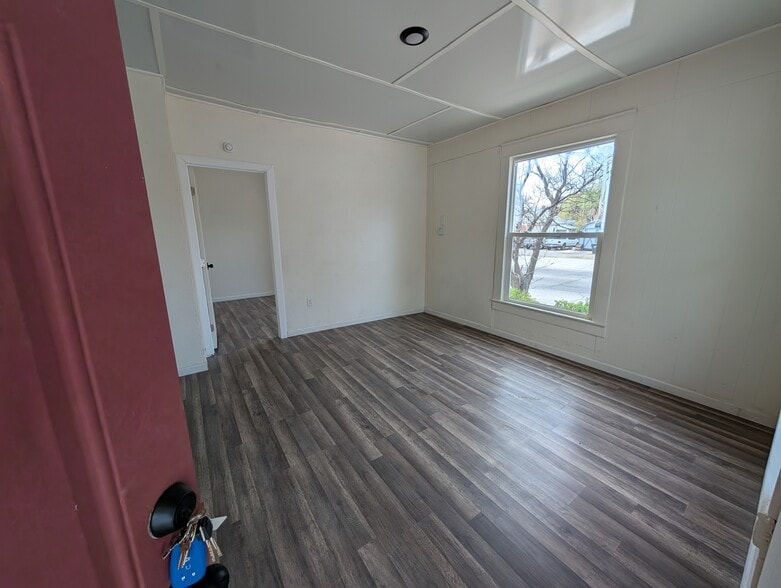 Primary Photo - 1116 West St