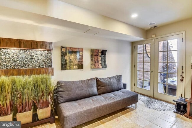 Building Photo - 317 S Union St