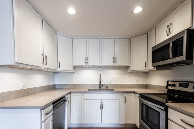 Building Photo - 2bd/1.75ba Kirkland Condo