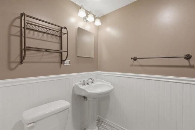 Building Photo - 6645 N Greenview Ave