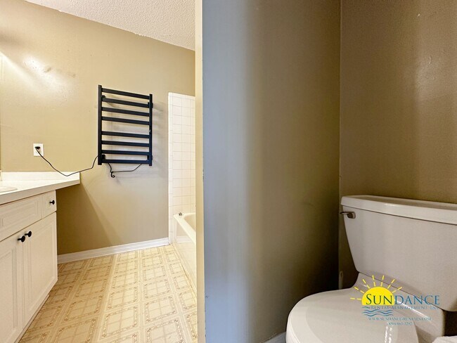 Building Photo - Charming 3-Bedroom Home in Forest Oaks!