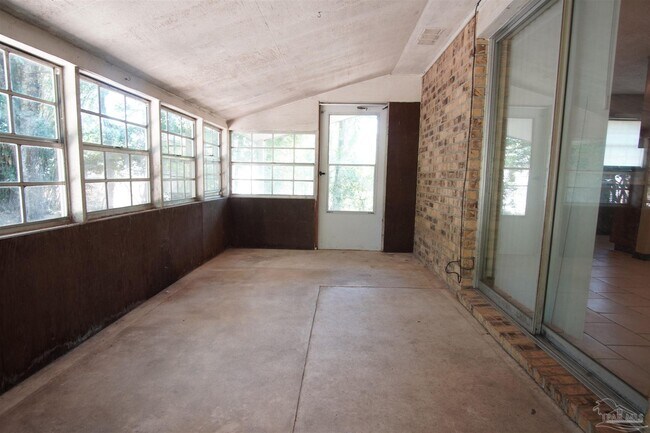 Building Photo - 6498 Colonial Dr