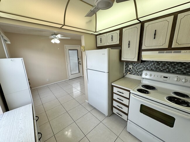 Building Photo - 811 Flanders Q
