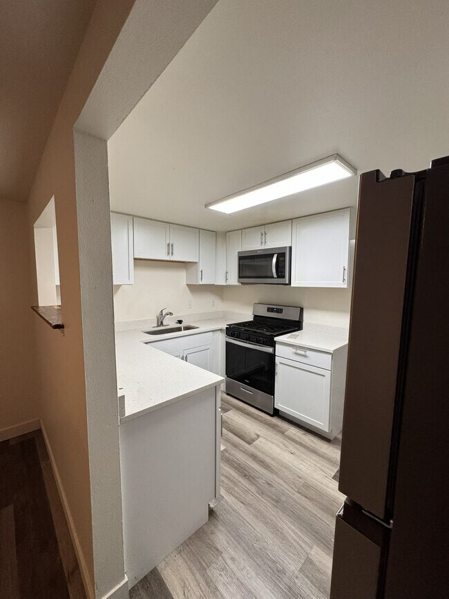 Building Photo - Expansive Bi-Level 3-Bedroom