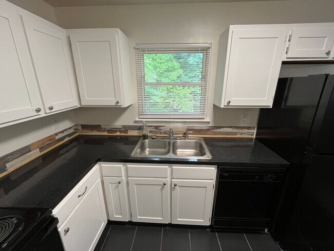 Building Photo - Nice One-Level 3 Bedroom 1.5 Bath Home