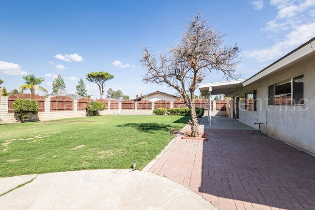 Building Photo - 3 Bedroom/2 Bath Home - $2250 per month!