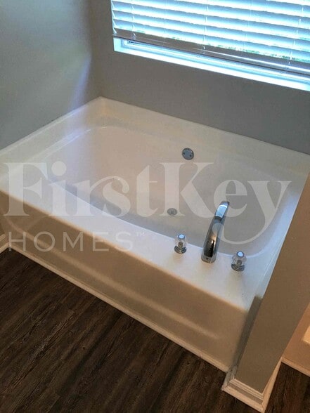 Building Photo - 5048 Pioneer Pkwy