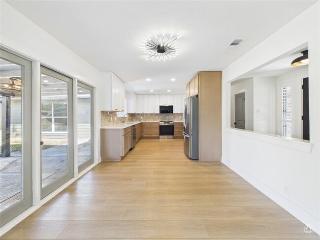 Building Photo - 9400 Longvale Dr