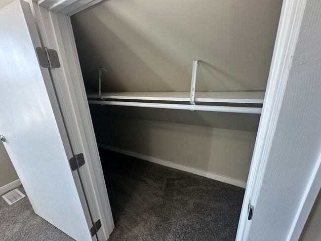 Building Photo - Large Open Concept 5BR/2BA Rent to Own Home