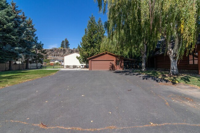 Building Photo - Luxury secondary Lake Property offering 3 beds 2.5 baths and bonus space