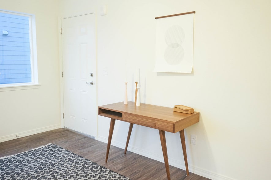 Building Photo - The Woodstock!