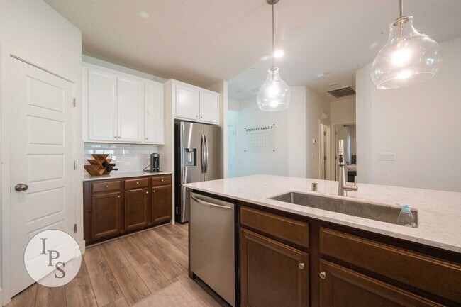 Building Photo - Madera Riverstone Home, 3BR/2BA, SOLAR, Community Pool, New Elementary School in Community!