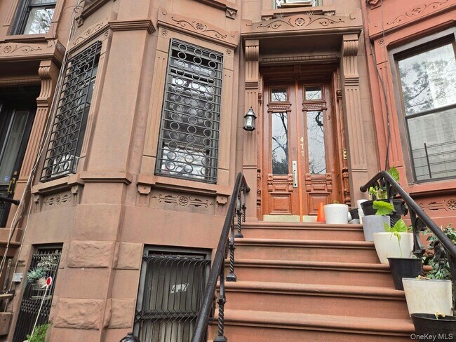 Building Photo - 477 Halsey St