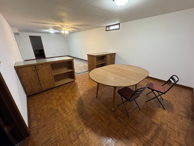 Building Photo - 3 bedroom 2 bath home with a bonus room in Davenport