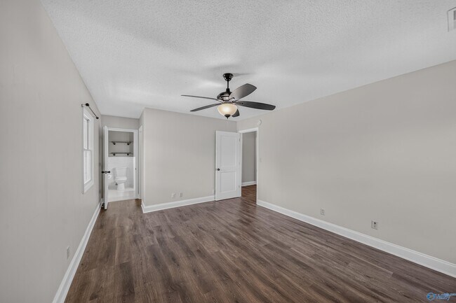Building Photo - 1208 SE Willowbrook Dr