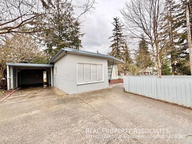 Primary Photo - Charming Single-Family Home in Shoreline w...