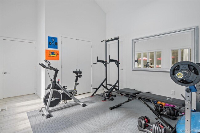 Building Photo - 5 Lakewood Ln