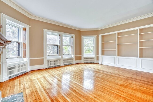 Building Photo - 987 East Ave