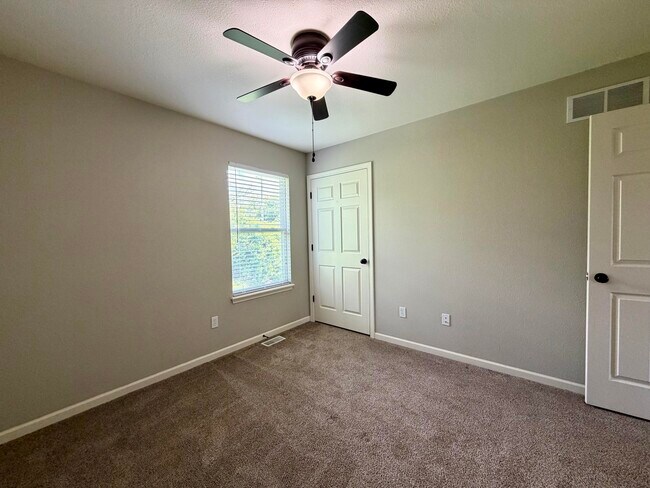 Building Photo - 1204 Louisville Dr