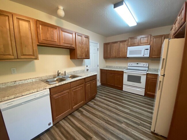 Building Photo - Economical 2Bed/1Ba Duplex Unit w/Bonus Ro...