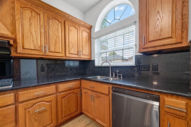 Building Photo - 7403 Oak Walk Dr