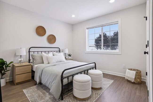 Building Photo - Model 3 Bedroom Town Home