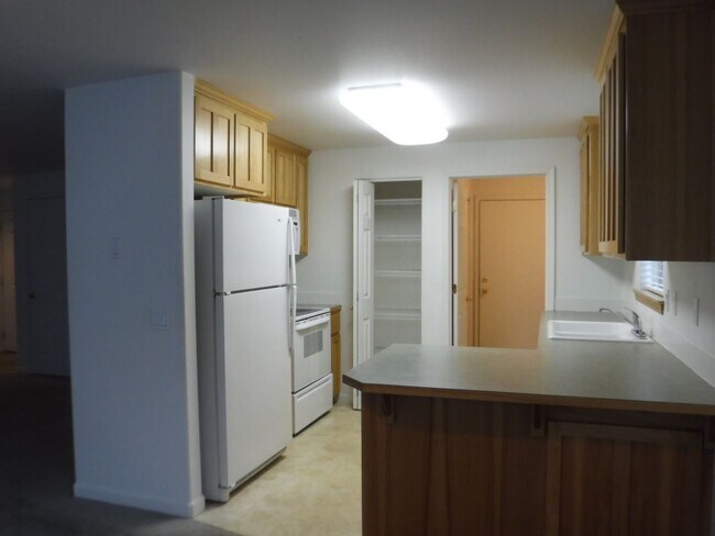 Building Photo - 2 Bed/2 Bath Apartment Located Near OSU/COCC Campus - Attached Garage