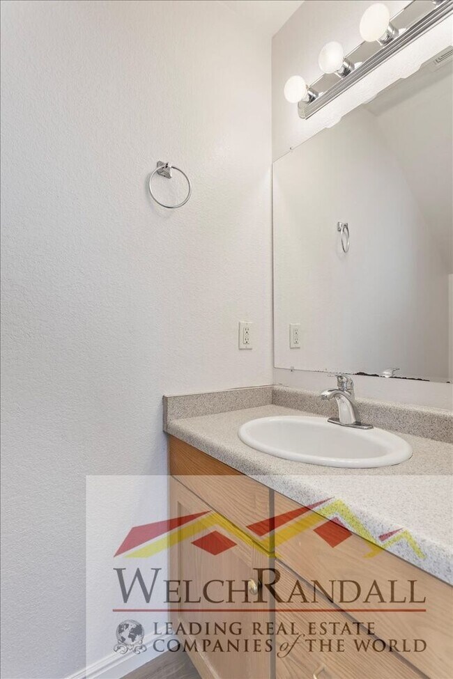 Building Photo - Beautiful 3 Bed 1.5 Bath Townhome in Ogden