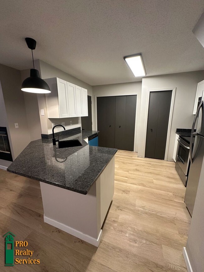 Building Photo - Recently Remodeled 2 Bedroom Townhome