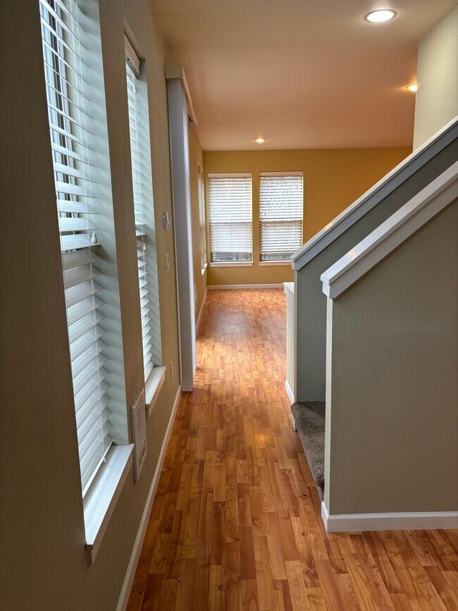 Building Photo - K1021