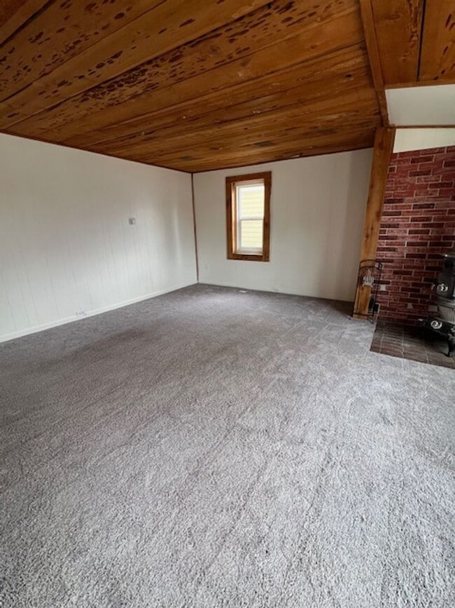 Building Photo - 2 Bedroom 1 Bath with W/D Hook Ups!