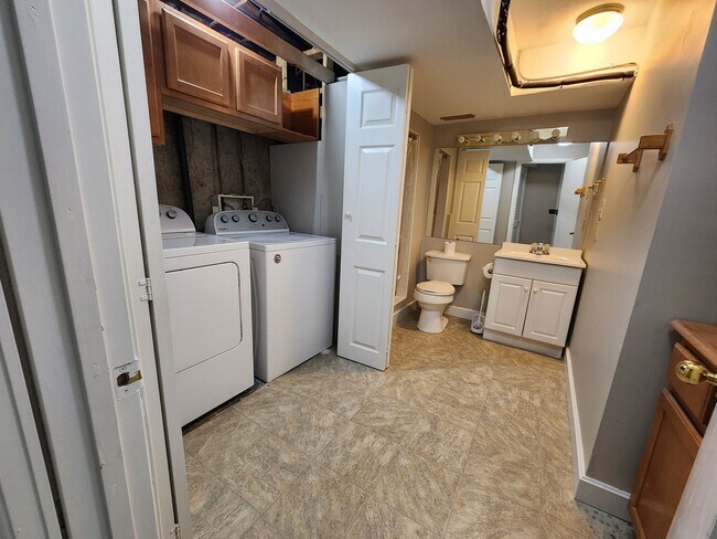 Building Photo - 2 bedroom westside - Rockrimmon