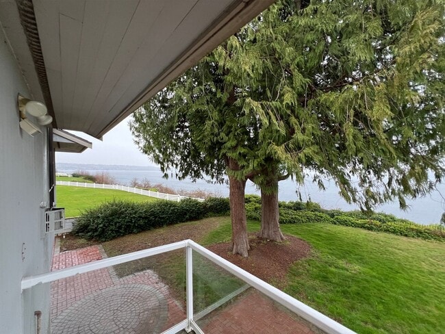 Building Photo - Gated Sound view home Des Moines area, 4 bed plus den 2.5 bath 3900 s/f, Available NOW!!!