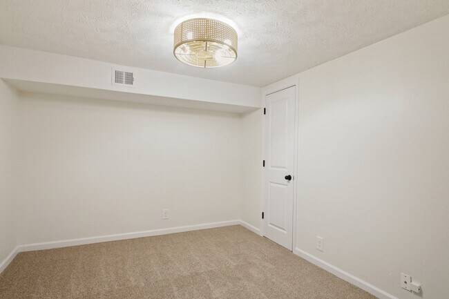 Building Photo - 1003 E Hopkins Dr