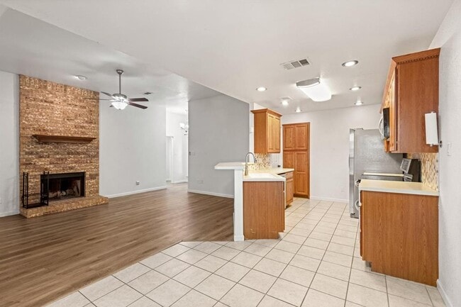 Building Photo - 1802 Ramona Cir
