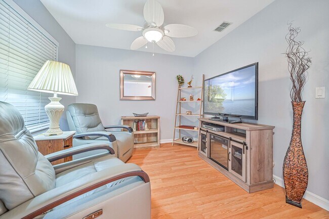 Building Photo - ** 2/2 First Floor Condo ~ Cross Creek ~ R...