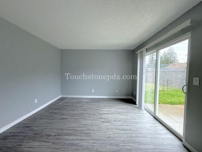 Building Photo - Newly Renovated 2-bedroom Apartment