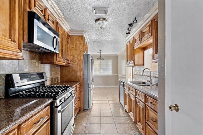 Building Photo - 16410 N Cross Dr